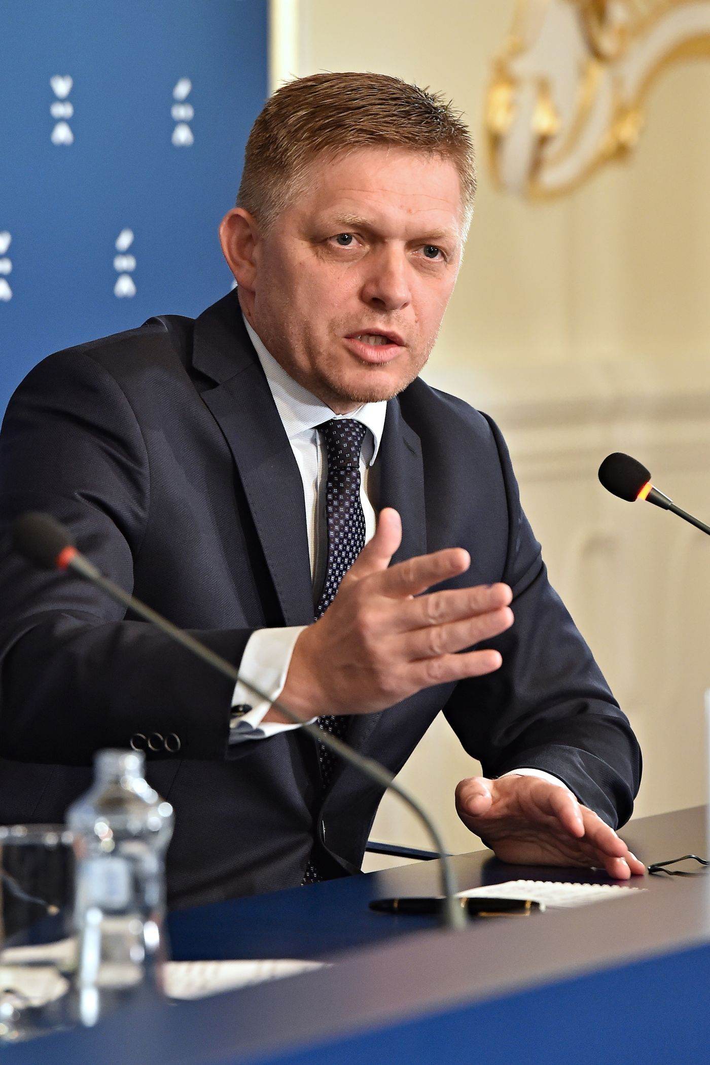 Robert Fico solicită eliminarea unei sculpturi care îl reprezintă pe Donald Trump în sediul Parlamentului European