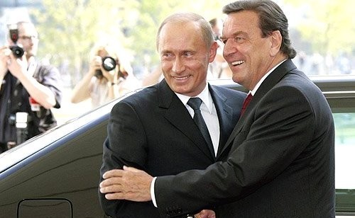 Gerhard Schröder a participat la sărbătoarea aniversării lui Vladimir Putin la reședința președintelui rus