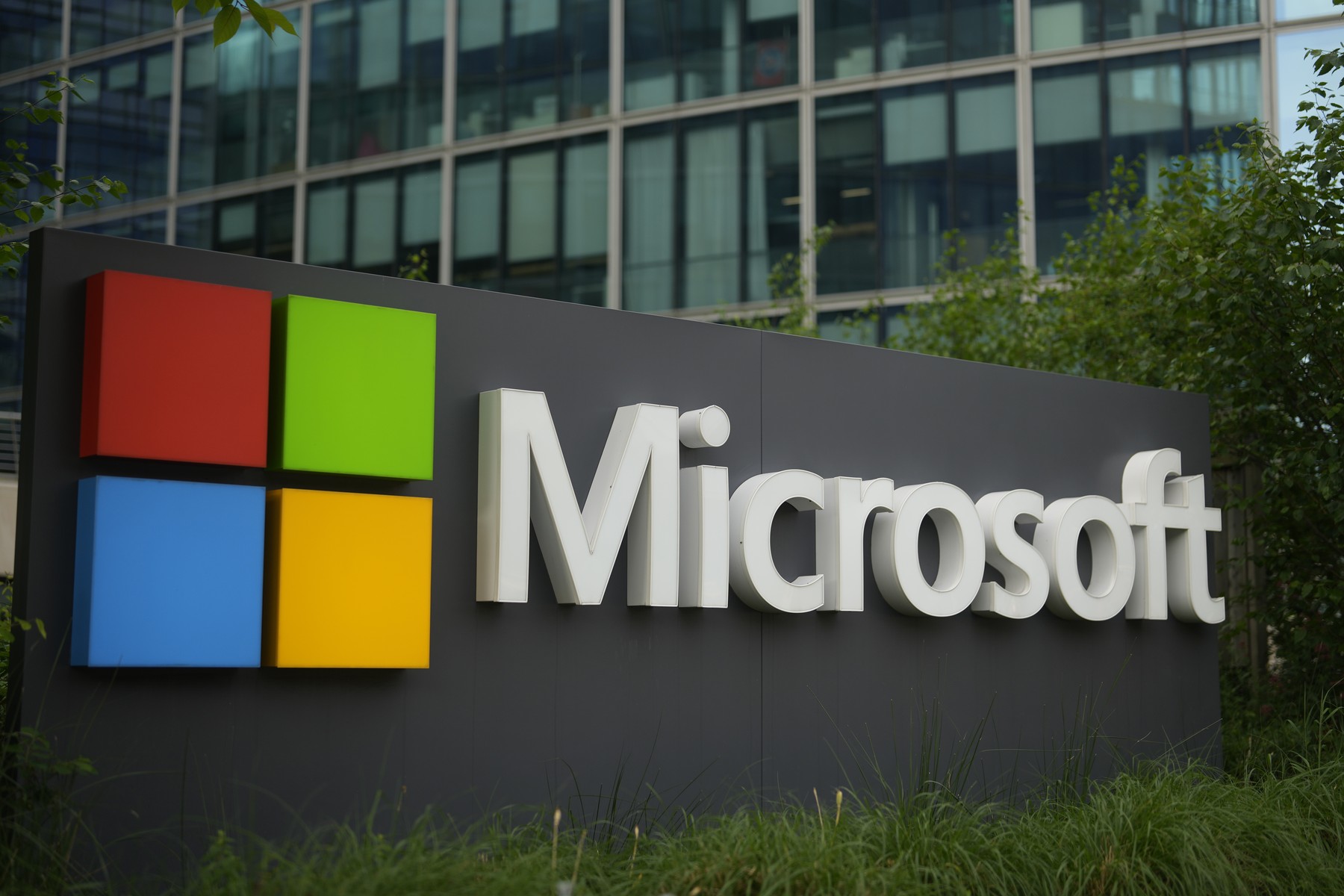Administrația Trump suspendă accesul Microsoft la procesul de obținere a permiselor de ședere permanentă