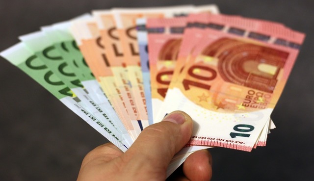 Scăderea salariilor reale în marile economii europene: impactul asupra comunităților de români din străinătate