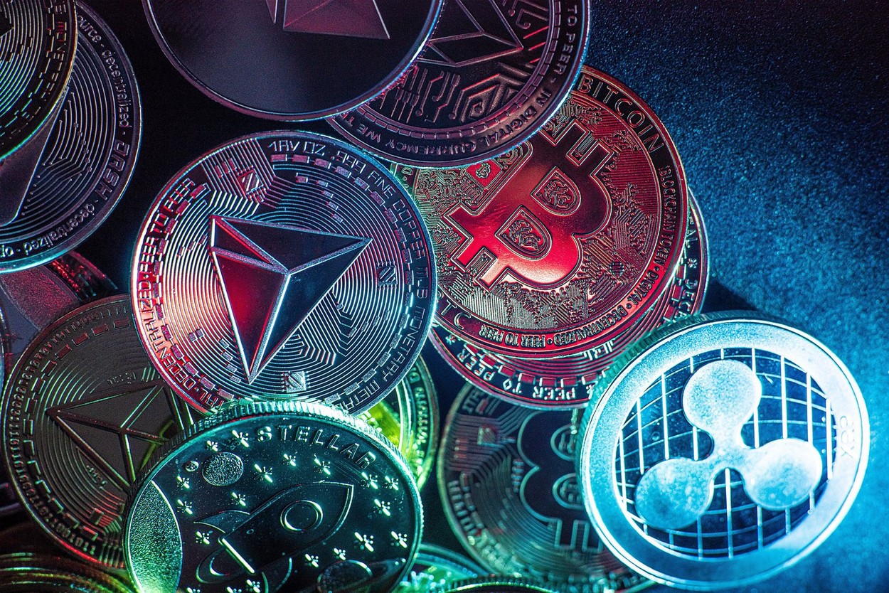Criptomonedele în contextul instabilității globale: de la avertismente de risc la reglementări permisive