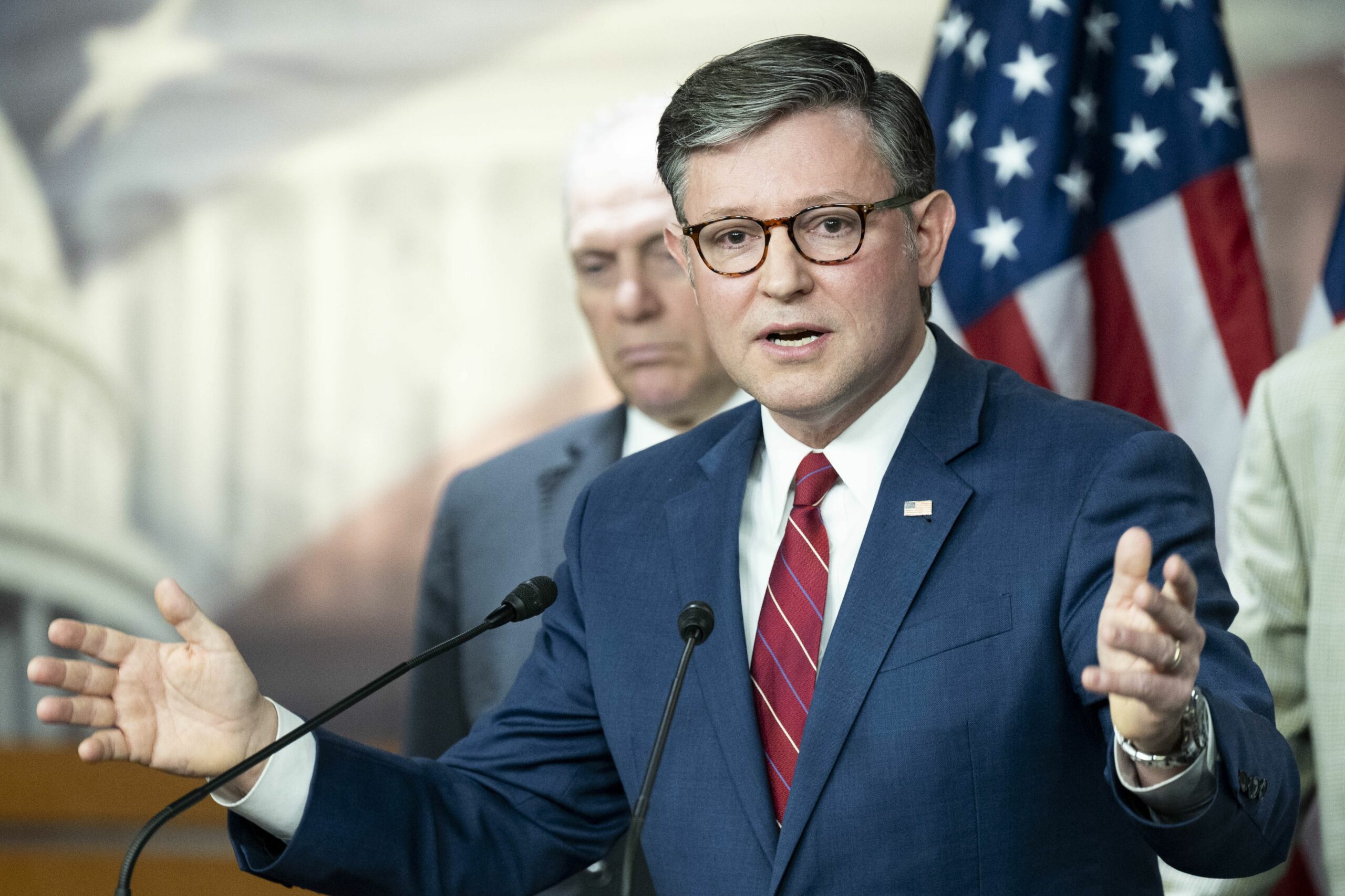 Mike Johnson avertizează cu haos și război juridic dacă republicanii pierd controlul Congresului