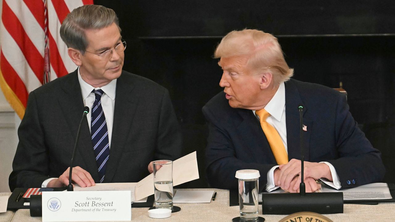 Administrația Trump analizează implementarea unui „dividend” de 5.000 de dolari pentru cetățenii americani
