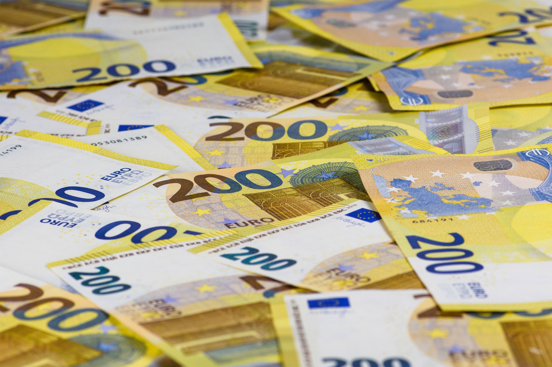 Presiuni fiscale în Franța și costuri energetice slăbesc euro în fața dolarului