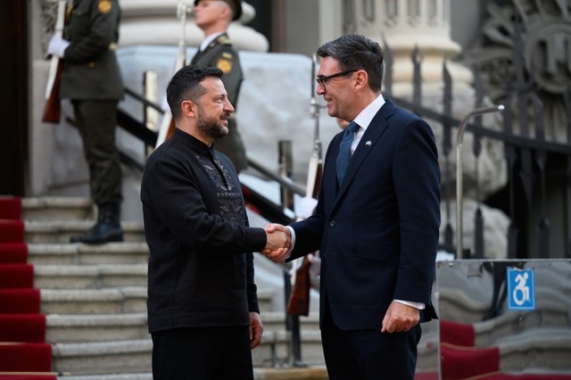 Marea Britanie promite sprijin militar pentru Ucraina în contextul schimbărilor politice din SUA